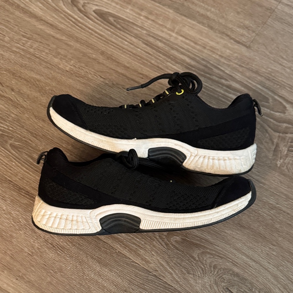Black and White Woman’s Bio Fit Sneakers